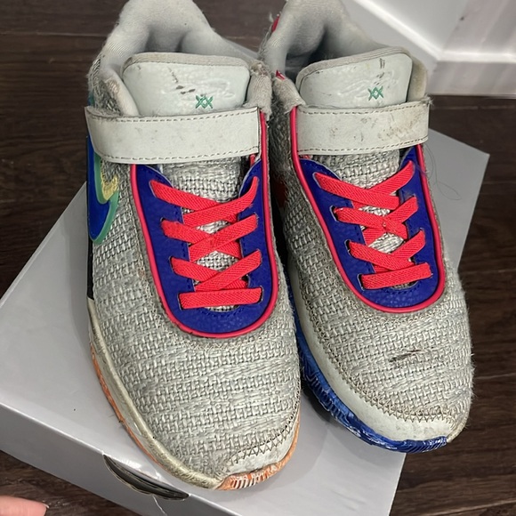 Nike Boys Lebron James Basketball sneakers - Picture 3 of 3